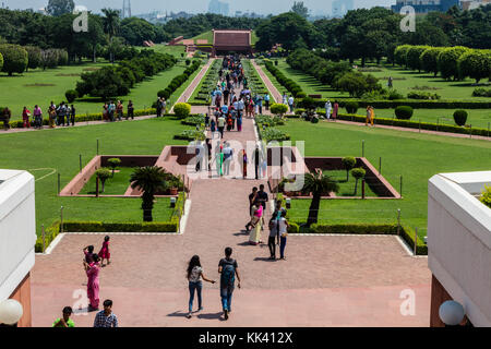 Les touristes visitent le beau TEMPLE DE LOTUS construit par les disciples de te BAHA'i FAITH - NEW DELHI, INDE Banque D'Images