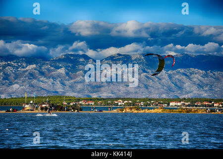 Le Kitesurf @ Nin Croatie , la montagne du Velebit en arrière-plan Banque D'Images