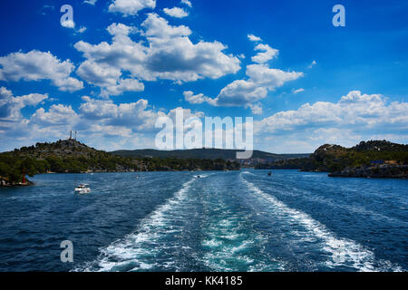 Ferry pour l'île de Kaprije sur la sortie de st.Anthony channel, Šibenik Croatie Banque D'Images