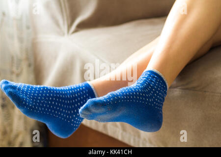 Pieds de femme chaussettes bleu.la détente et confort maison de concept. Banque D'Images