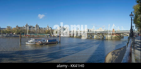 Vue sur la tamise , avec le Jubilé et Hungerford ponts, la gare de Charing Cross, Whitehall et le ministère de la défense au fond à gauche Banque D'Images