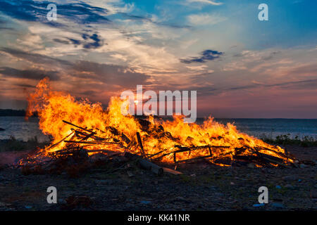 Feu de camp traditionnel en Finlande Banque D'Images