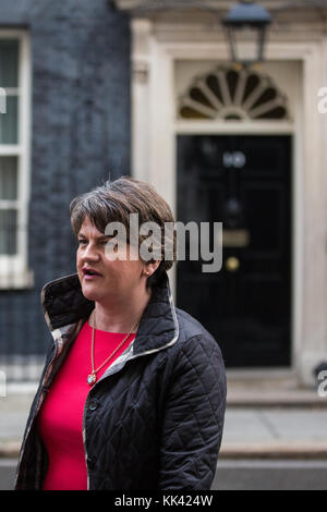 Londres, Royaume-Uni. 21 novembre, 2017. Leader DUP Arlene Foster quitte 10 Downing Street après avoir rencontré le Premier ministre Theresa May. Banque D'Images