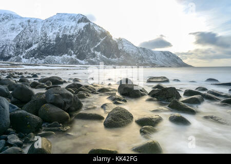 Superbe plage de galets de eggum, îles Lofoten, Norvège, de l'Arctique, en Scandinavie, en Europe sur un ciel nuageux, journée d'hiver. Banque D'Images