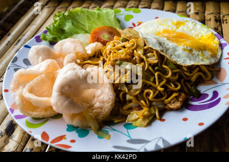 Mie goreng indonésien typique dish close up pleine plaque. Banque D'Images