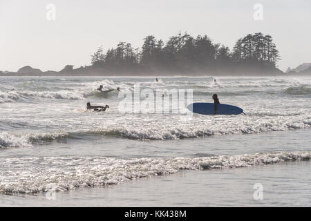 Surfers sur Chesterman beach près de Tofino, Colombie-Britannique, Canada (septembre 2017) Banque D'Images