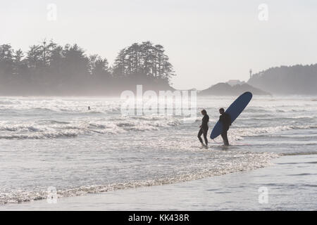 Surfers sur Chesterman beach près de Tofino, Colombie-Britannique, Canada (septembre 2017) Banque D'Images