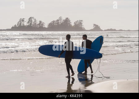 Surfers sur Chesterman beach près de Tofino, Colombie-Britannique, Canada (septembre 2017) Banque D'Images
