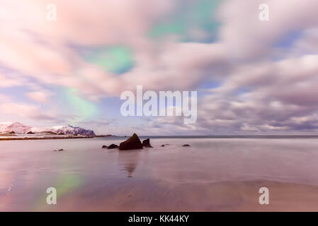 Northern Lights sur la mer à skagsanden beach, îles Lofoten, norvège en hiver. Banque D'Images