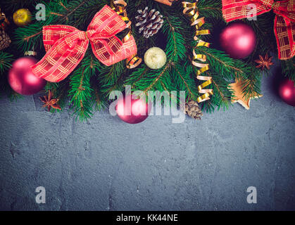 Noël arrière-plan gris foncé avec des branches de sapin et d'épices sur une toile de pierre ou l'ardoise.top view with copy space Banque D'Images