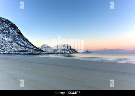 L'aube à haukland beach, îles Lofoten, norvège en hiver. Banque D'Images