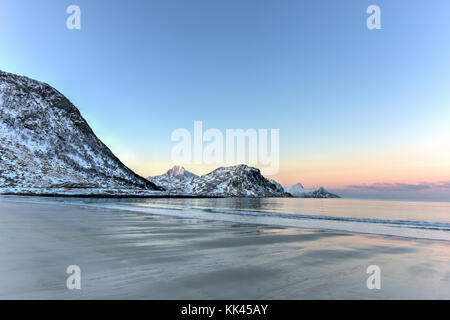 L'aube à haukland beach, îles Lofoten, norvège en hiver. Banque D'Images