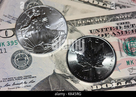1oz silver bullion coins avec des dollars américains, des billets de trésorerie Banque D'Images