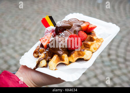 Dessert traditionnel belge - gaufre avec Fraise et crème. Brugge, Belgique. Banque D'Images