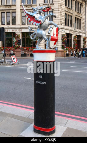 La sculpture du dragon avec la crête de la Cité de Londres. Les dragons montés à l'entrée du mille carré sont simplement destinés à protéger la ville. Banque D'Images