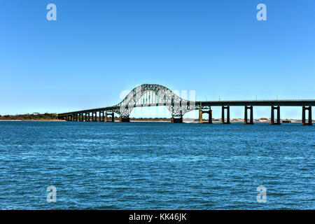 Le feu d'entrée de l'île pont, partie intégrante de la chaussée Robert Moses, est un deux voies de passage de l'acier, de la portée avec un tablier de béton qui exploite le parc Banque D'Images