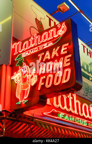 Brooklyn, New York - 26 mars 2016 : Nathan's célèbre hot-dogs est un jalon historique et tradition à Coney Island à Brooklyn, New York. Banque D'Images