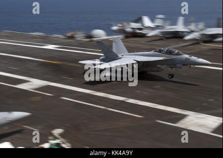 Un F/A-18F Super Hornet affecté au Jolly Rogers du Strike Fighter Squadron VFA 103 atterrit sur le pont d'envol du porte-avions de classe Nimitz USS Dwight d Eisenhower CVN 69, Océan Atlantique, 2012. Image reproduite avec l'aimable autorisation de spécialiste des communications de masse 3e classe Douglas Revell/US Navy. Banque D'Images