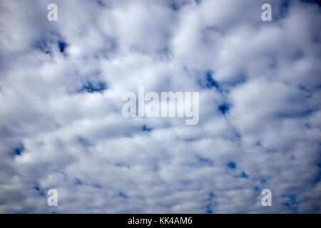 Faible angle full frame shot d'un ciel nuageux comme fond d'inspiration naturelle pour les conditions météorologiques et de l'atmosphère Banque D'Images