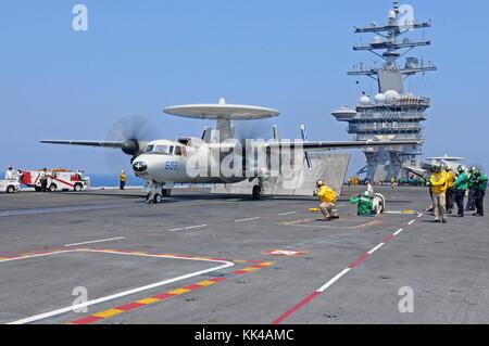 Les marins lancent un Hawkeye E2-C à partir des voiles de l'escadron d'alerte précoce de Carrier Airborne VAW 121 sur le pont de vol à bord du porte-avions de classe Nimitz USS Dwight D Eisenhower CVN 69, Océan Atlantique, 2012. Image avec la permission du Matelot de 1re classe Darien G. Kenney/US Navy. Banque D'Images