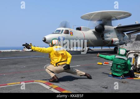 Des marins lancent un E-2C Hawkeye depuis le Bluetails of Early Warning Squadron VAW 121 à bord du porte-avions de classe Nimitz USS Dwight d Eisenhower CVN 69, Océan Atlantique, 2012. Image reproduite avec l'aimable autorisation du spécialiste des communications de masse 3rd Ridge Leoni/US Navy. Banque D'Images