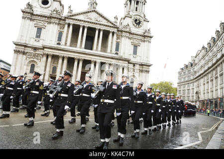 Londres défilé militaire : la Royal Navy, RN, marchant passé la Cathédrale St Paul, à l'UK London Lord Mayor's show. La marche militaire. Banque D'Images