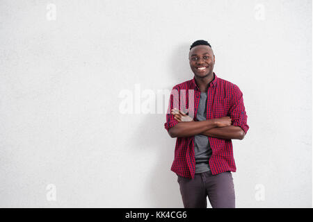 Les gens et le mode de vie concept. portrait de professionnels et les jeunes hommes d'Afrique positive dans la bonne humeur, portant chemise rouge souriant gaiement montrant sa parfaite Banque D'Images