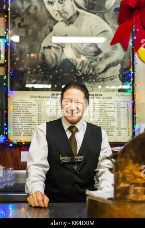 Barman sympathique souriant, personnel derrière le comptoir au Bar Italia, café italien et bar à Frith Street, Soho London Banque D'Images