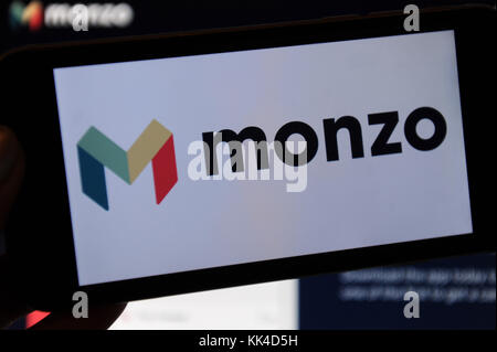 Site web et logo monzo vu sur le téléphone et l'écran d'un ordinateur Banque D'Images
