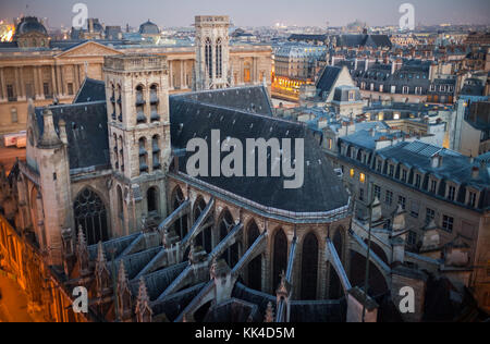 Vue depuis les toits de Paris - 18/02/2013 - - vue panoramique de la toits de Paris sur la ville et ses monuments, le Louvre, l'église saint Germain l'auxerrois - sylvain leser / le pictorium Banque D'Images
