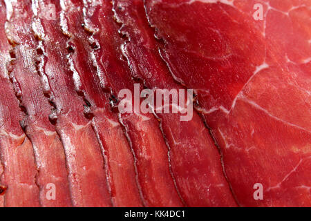 Jambon fumé speck italien. tranches de viande rouge isolé sur fond blanc. beaf prosciutto tranches de viande que la texture . Banque D'Images