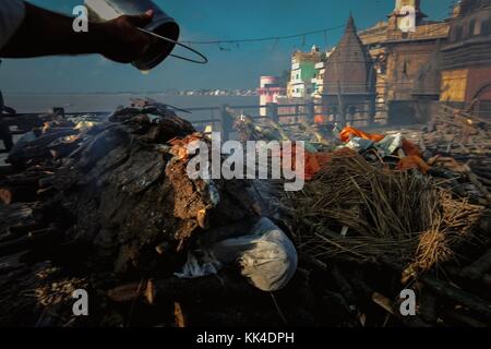 Crémation de Manikarnika à Varanasi - 08/09/2010 - Inde / Uttar Pradesh / Benares - préparation d'un pieu funéraire. Manikarnika Ghat est l'un des ghats de Varanasi et est plus connu pour être un lieu de crémation hindoue. - Sylvain Leser / le Pictorium Banque D'Images