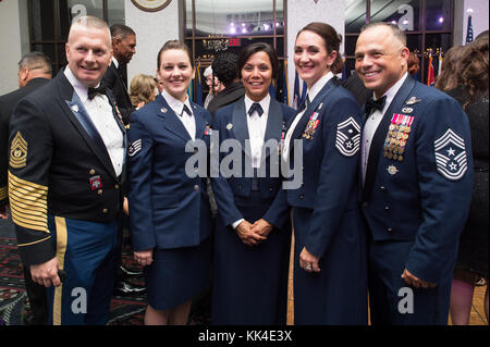 Le Commandement de l'armée américaine le Sgt. Le major John W. Troxell, Senior s'enrôle Conseiller du Président de l'état-major des armées, et le chef de l'US Air Force Master Sgt. Matthieu M. Caruso, chef de soldats du Commandement de transport des États-Unis Commande, posent pour une photo avec les membres du service au cours de la commande de transport américain (l'USTRANSCOM) 30e anniversaire ballon mixte, Scott Air Force Base, dans l'Illinois, le 6 octobre 2017. L'USTRANSCOM est un commandement de combat fonctionnelle, unifiée qui fournit une solide capacité de mobilité stratégique à travers le monde utilisant des personnes, des camions, des trains, des wagons, des aéronefs, des navires, des systèmes d'information Banque D'Images