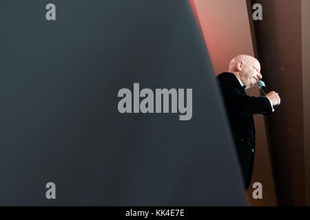 Le comédien Jeff Ross se produit lors du Gala 2017 de l'USO à Washington, D.C., le 19 octobre 2017. (Photo DU DOD par le maître de la marine américaine de 1re classe Dominique A. Pineiro) Banque D'Images