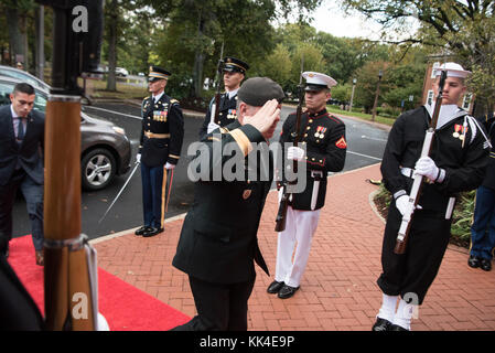 Le général canadien Jonathan Vance, Chef d'état-major de la Défense, arrive avant la Conférence des chefs de la Défense de 2017 à fort Belvoir, Virginie, le 24 octobre 2017. La conférence a réuni plus de 70 nations qui se sont concentrées sur la lutte contre les organisations extrémistes violentes à travers le monde. (Photo DU DOD par le maître de la marine américaine de 1re classe Dominique A. Pineiro) Banque D'Images