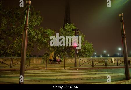 Les sans-abri des monuments de Paris - 12/11/2012 - - les sans-abri des monuments de Paris - Alain. Je l'ai rencontré vers 3 heures du matin ce soir. Il fuse dans ses activités de «nettoyage» dans ce quartier , la recherche et la collecte de divers articles. Il s'en va aux bords de Seine depuis plus de 15 ans. La ville est déserte, comme si la nuit lui appartenait. - Sylvain Leser / le Pictorium Banque D'Images