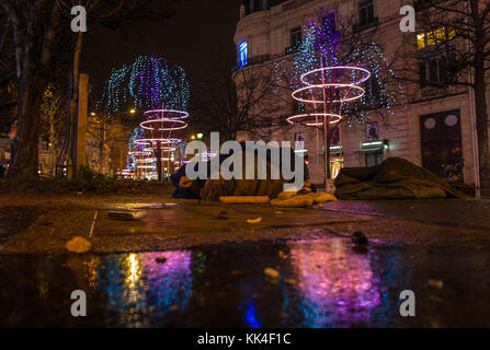 Merde in france - 29/12/2012 - France / Ile-de-France (région) / paris - patrice. personne sans-abri dormir sur le plancher, pendant des années, rond de champs-ELYSEES - sylvain leser / le pictorium Banque D'Images