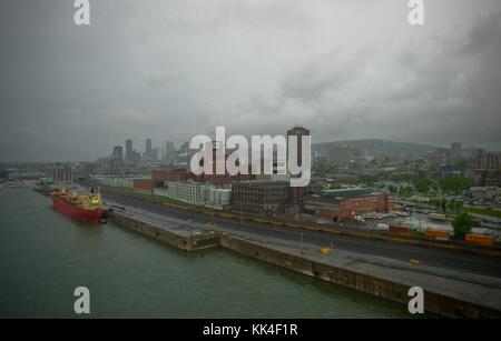 Vue sur le pont Jacques-Cartier à Montréal - 22/05/2012 - Canada - vue sur le pont Jacques-Cartier à Montréal - le pont Jacques-Cartier est un pont situé à Montréal, au Québec. Elle s'étend sur le fleuve Saint-Laurent entre l'île de Montréal et la ville de Longueuil, sur la rive sud. Environ 34.7 millions de véhicules traversent le pont Jacques-Cartier chaque année. - Sylvain Leser / le Pictorium Banque D'Images