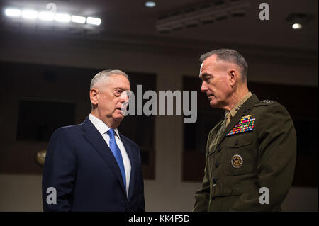 Le Secrétaire de la Défense Jim Mattis parle avec le Corps des Marines des États-Unis le général Joseph F. Dunford, Jr., président de l'état-major des armées, avant qu'une audience du Comité des forces armées du Sénat sur la colline du Capitole, le 3 octobre 2017. Mattis et Dunford a témoigné à propos de la situation politique et la sécurité en Afghanistan. (DoD Photo par le sgt de l'armée américaine. James K. McCann) Banque D'Images