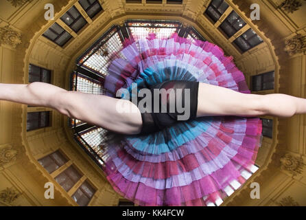 Ballerine Natalia Horsnell faire un split jump dans le couloir urbain public Oktogon à Zagreb, Croatie. Banque D'Images