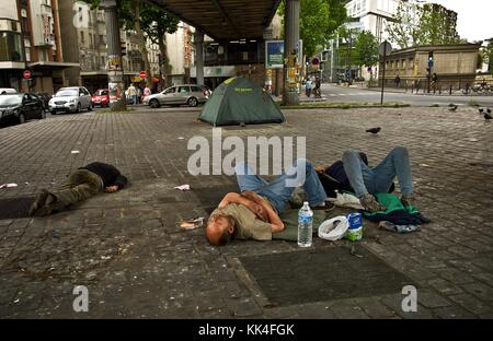 Portraits de Parisiens sans domicile - 01/06/2012 - - place Stalingrad, la trace d'alcool - Sylvain Leser / le Pictorium Banque D'Images