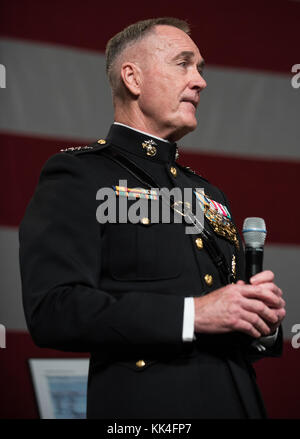 Le général du Corps des Marines américain Joseph F. Dunford, Jr., président de l'état-major des armées, est présenté par M. Tom Lyons, fondateur et président de la société Fi Semper Semper Fidelis, au cours de la Boston Society U.S. Marine Corps Anniversaire Dîner au Boston Convention & Exhibition Center, Massachusetts, le 13 novembre 2017. (DoD Photo par le sgt de l'armée américaine. James K. McCann) Banque D'Images