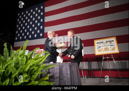 M. Tom Lyons, fondateur et président de la société Fi Semper, présente le lieutenant-colonel William F. Degan Semper Fidelis Award à l'ancien Marine Sgt. Dan Clark au cours de la société Semper Fidelis Boston U.S. Marine Corps Anniversaire Dîner au Boston Convention & Exhibition Center, Massachusetts, le 13 novembre 2017. (DoD Photo par le sgt de l'armée américaine. James K. McCann) Banque D'Images