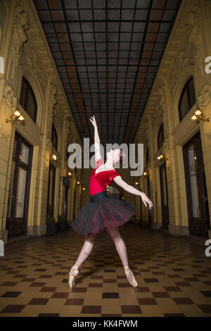 Ballerine Natalia Horsnell dans une posture de danse dans le couloir urbain public Oktogon à Zagreb, Croatie. Banque D'Images