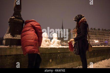 Paris sous la neige - 19/01/2013 - Paris - sous la neige - Paris sous la neige, les marcheurs des bonhommes de forme sur l'île saint Louis - sylvain leser / le pictorium Banque D'Images