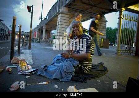 'Enfer en France' . Les sans-abri des monuments - 03/06/2012 - - Je me suis arrêté de nouveau ce soir avec Frank qui vit sur un tube d'aération. Gare Quai de la Gare, proche du Ministère des Finances de Bercy. Nous avons abordé le sujet de Dieu, et il a dit, me regardant sur la croix, c'était un boucher. Ce que je pense ce soir et la force d'assister à rencontrer les sans-abri est que Madness est probablement une façon de survivre quand vous êtes dans la rue.Annuler les modifications - Sylvain Leser / le Pictorium Banque D'Images