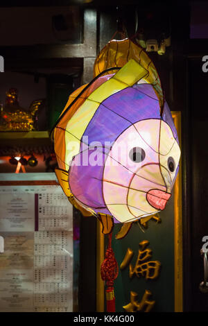 Lanterne chinoise en forme de poisson, illuminée la nuit, dans Chinatown Londres, Royaume-Uni Banque D'Images