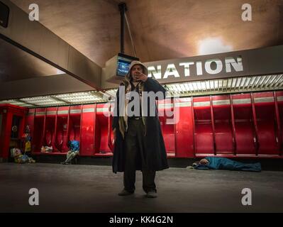 Prowling dans le métro - 23/01/2013 - - appelé beau garçon, qui vit et dort pendant des années dans le RER Nation de Paris (gare de la banlieue) - Sylvain Leser / le Pictorium Banque D'Images