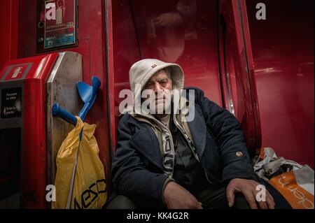 Prowling dans le métro - 23/01/2013 - - appelé beau garçon, qui vit et dort pendant des années dans le RER Nation de Paris (gare de la banlieue) - Sylvain Leser / le Pictorium Banque D'Images