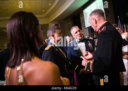 Le général du Corps des Marines américain Joseph F. Dunford, Jr., président de l'état-major interarmées, assiste à la U.S. Transportation Command (USTRANSCOM) 30e anniversaire ballon mixte, Scott Air Force Base, dans l'Illinois, le 6 octobre 2017. L'USTRANSCOM est un commandement de combat fonctionnelle, unifiée qui fournit une solide capacité de mobilité stratégique à travers le monde utilisant des personnes, des camions, des trains, des wagons, des aéronefs, des navires, des systèmes d'information et l'infrastructure, et de partenaires commerciaux. (DoD Photo par le sgt de l'armée américaine. James K. McCann) Banque D'Images